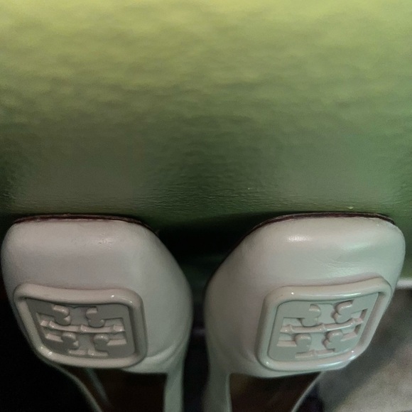 Tory Burch Cream Colored Flats Size 5.5 - Picture 5 of 6